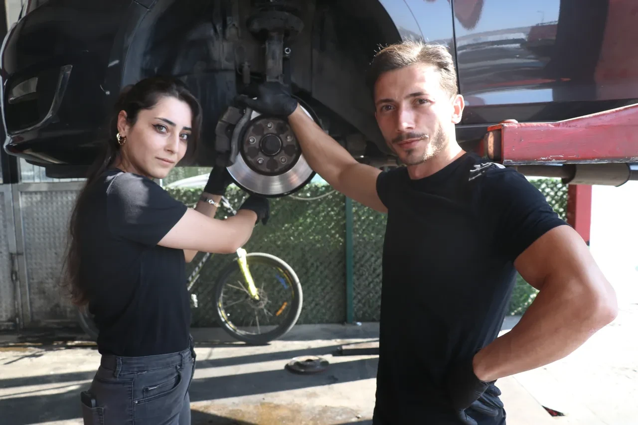 Önce eşi, sonra çırağı oldu! Eleman bulmakta sıkıntı çekti, eşini yanına alıp usta olarak yetiştirdi