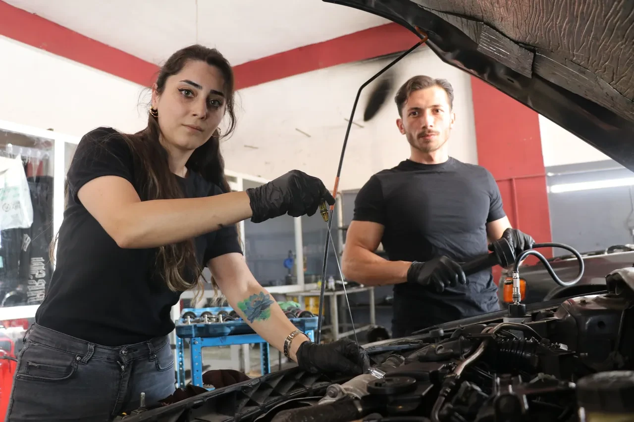 Önce eşi, sonra çırağı oldu! Eleman bulmakta sıkıntı çekti, eşini yanına alıp usta olarak yetiştirdi
