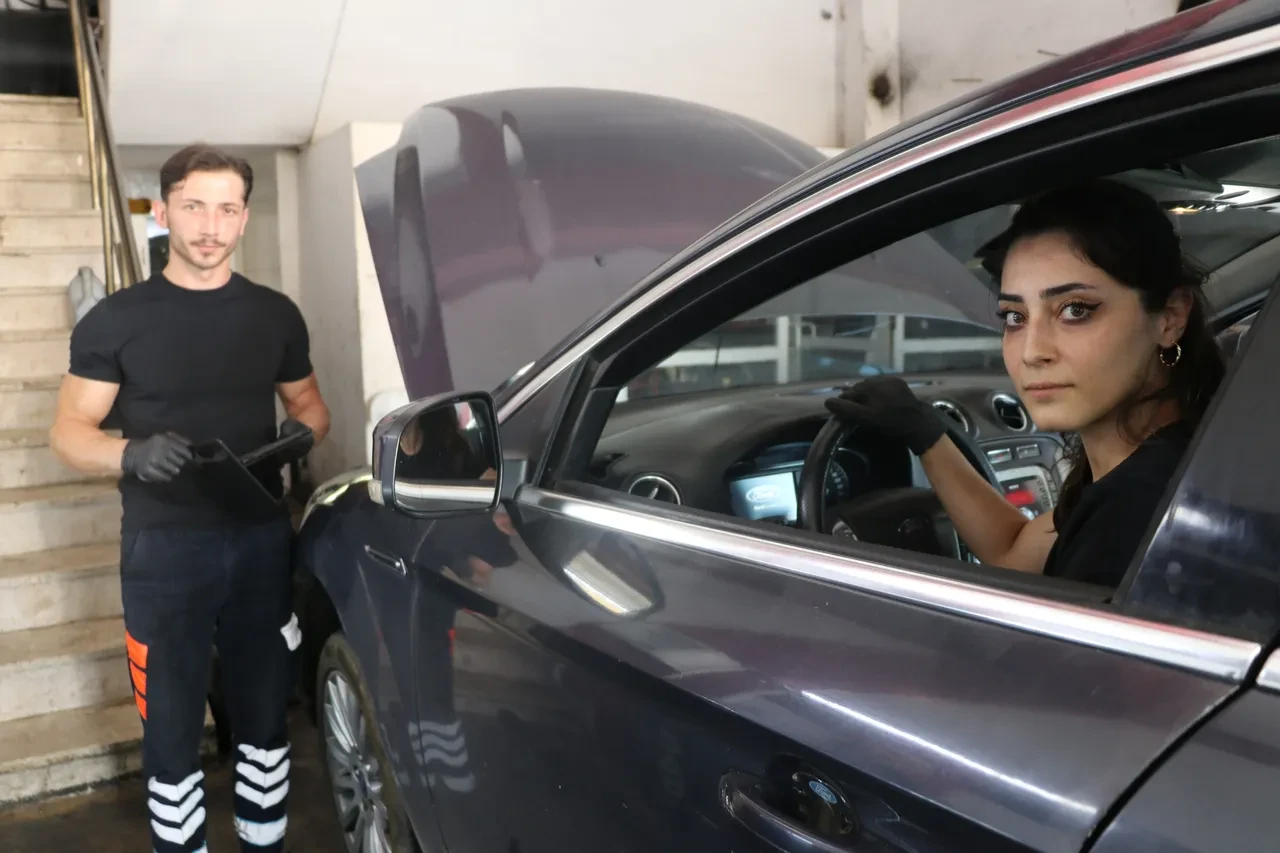 Önce eşi, sonra çırağı oldu! Eleman bulmakta sıkıntı çekti, eşini yanına alıp usta olarak yetiştirdi