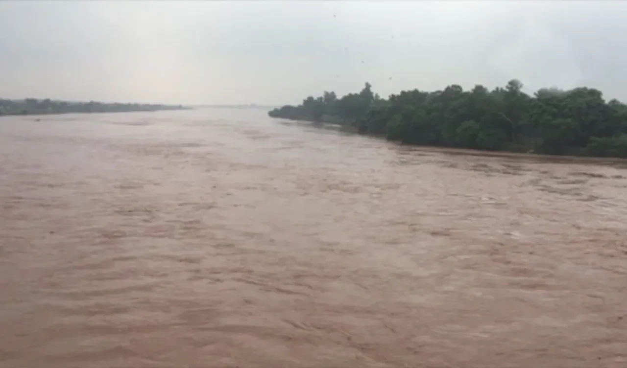 Pakistan sele teslim oldu! Yüzlerce köy sular altında: Çok sayıda ölü ve yaralı var