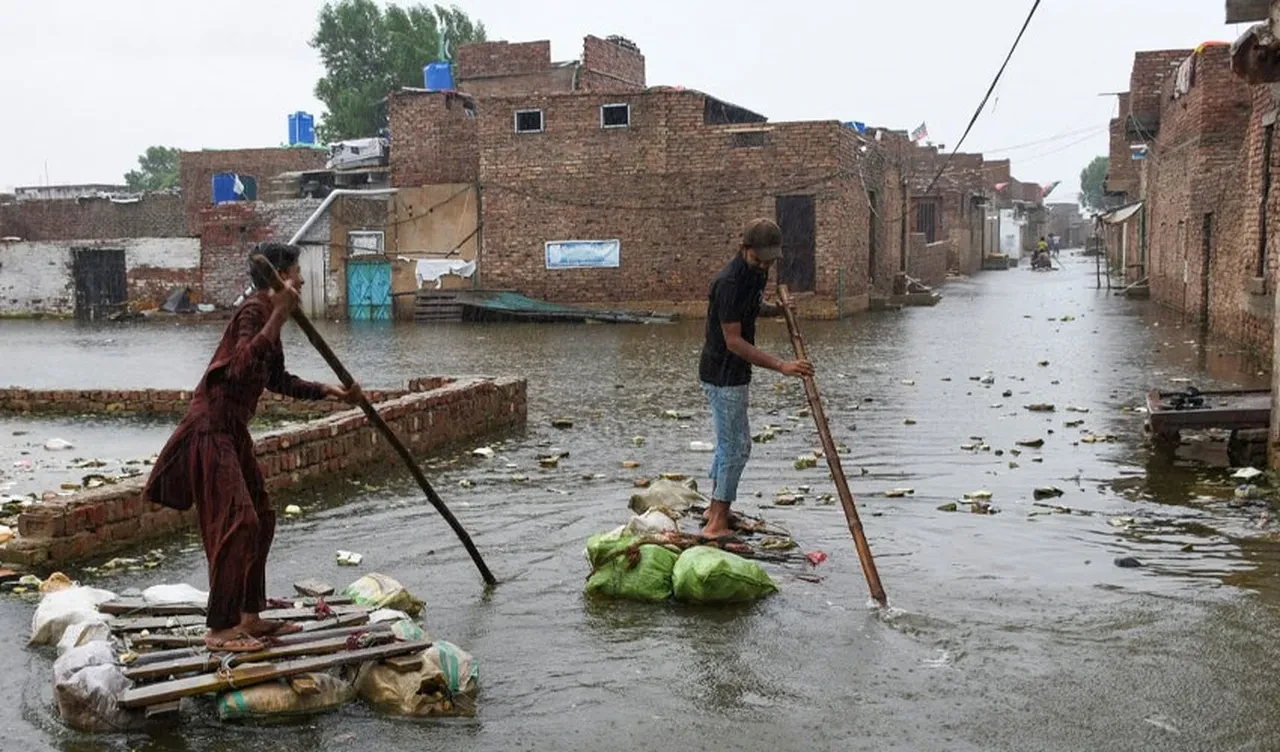 Pakistan sele teslim oldu! Yüzlerce köy sular altında: Çok sayıda ölü ve yaralı var