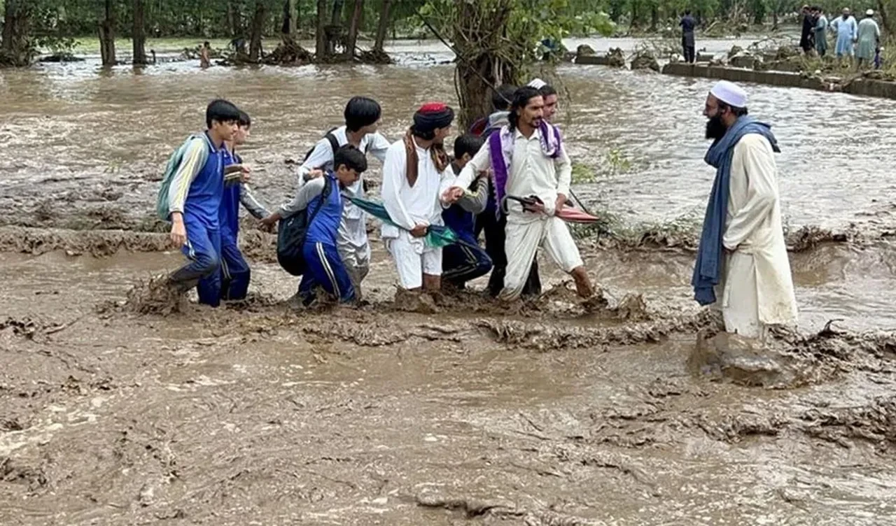 Pakistan sele teslim oldu! Yüzlerce köy sular altında: Çok sayıda ölü ve yaralı var