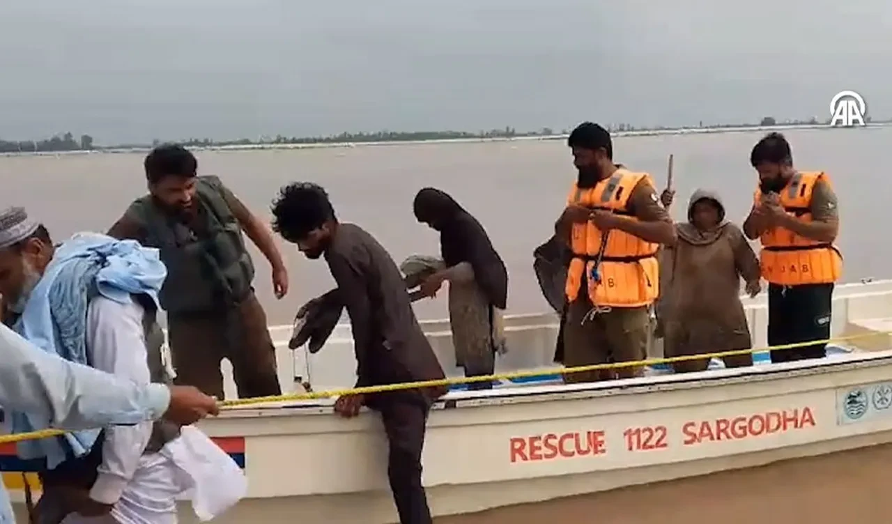 Pakistan sele teslim oldu! Yüzlerce köy sular altında: Çok sayıda ölü ve yaralı var