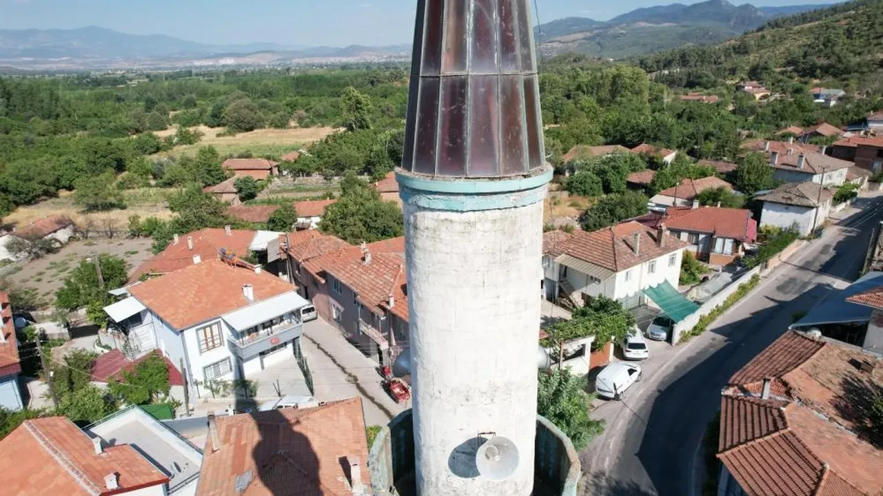Sındırgı'da cami ve minareler depremin boyutunu gözler önüne serdi!