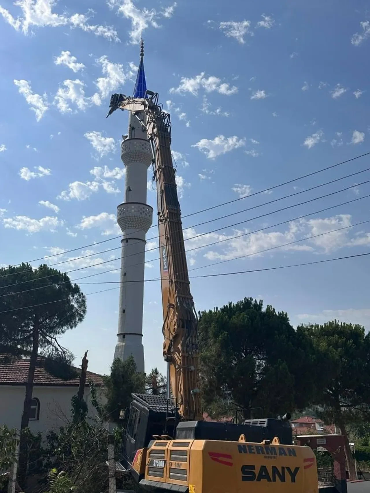 Sındırgı'da cami ve minareler depremin boyutunu gözler önüne serdi!