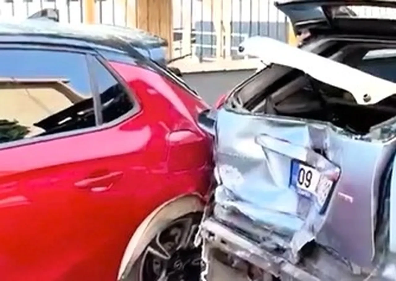 Topuklu ayakkabı kazası! 6 araca birden hasar verdi