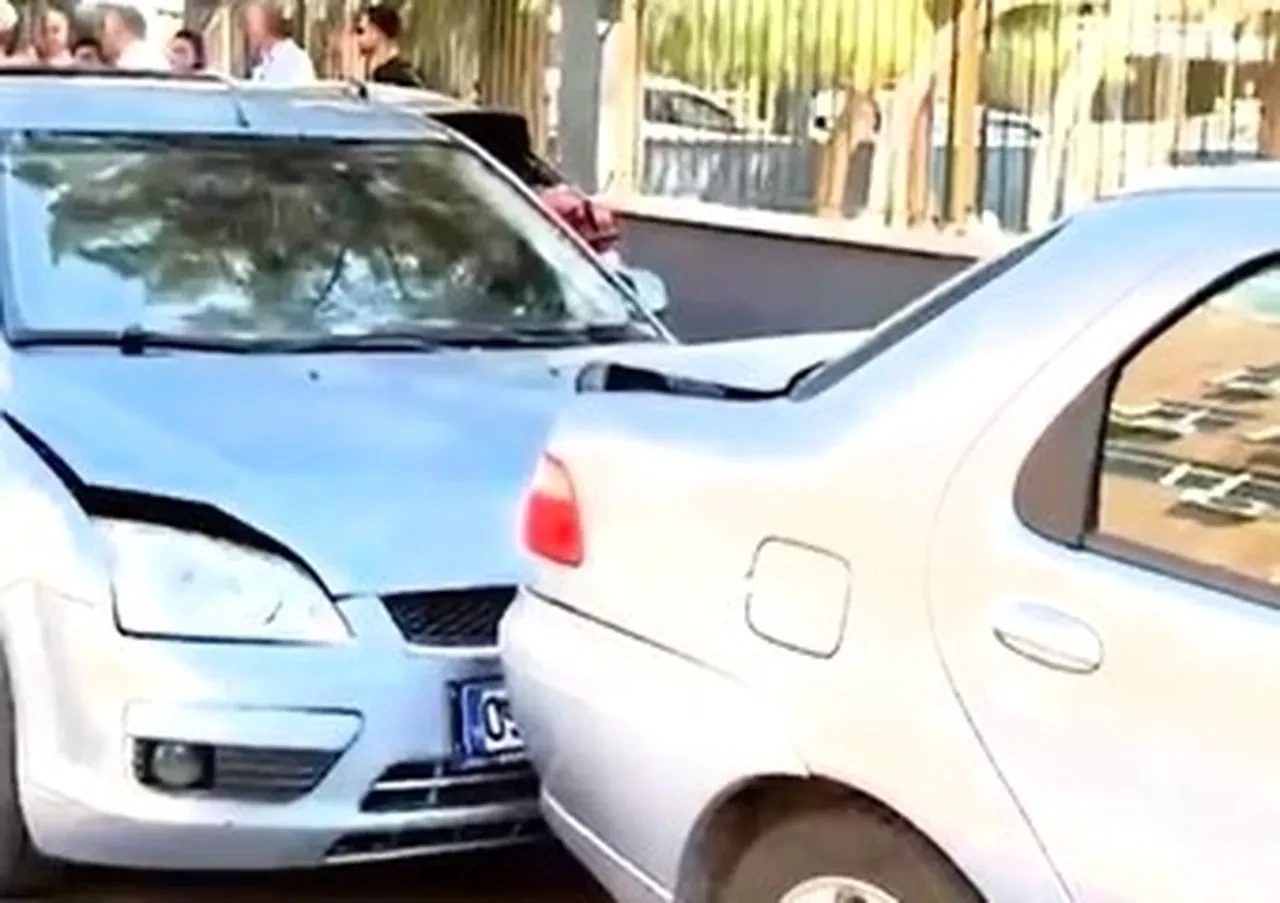 Topuklu ayakkabı kazası! 6 araca birden hasar verdi