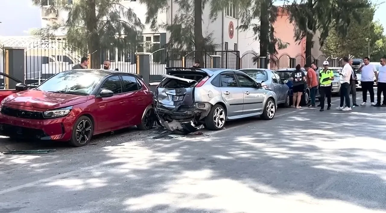 Topuklu ayakkabı kazası! 6 araca birden hasar verdi