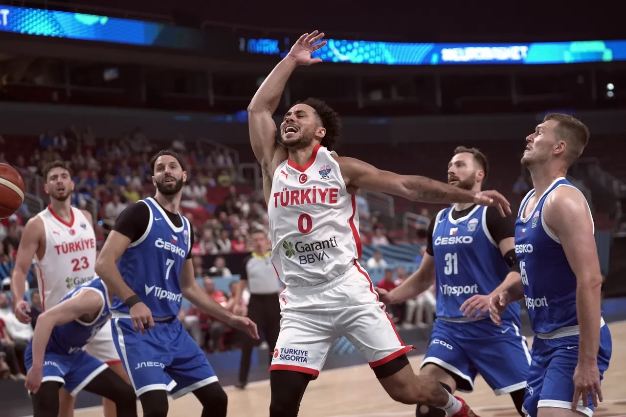 12 Dev Adam fırtına gibi: Çekya’yı devirdi, EuroBasket’te namağlup ilerliyor