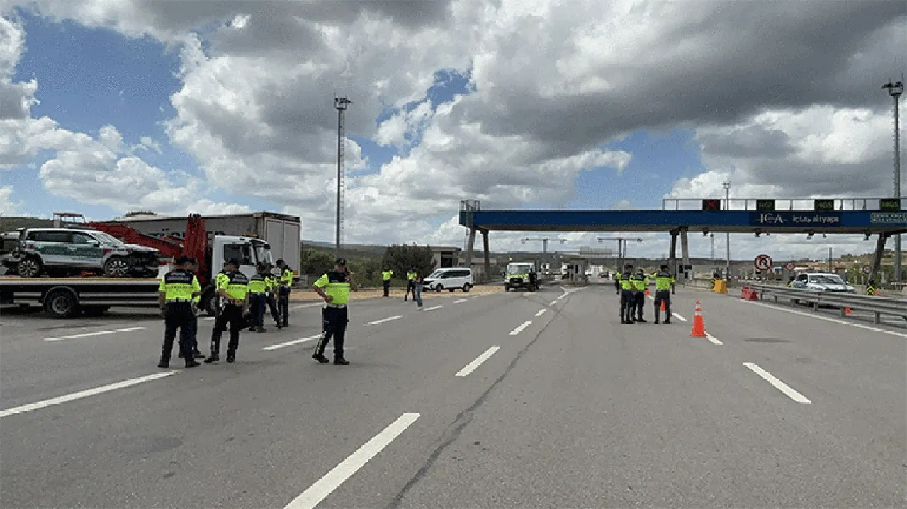 Bakan Yerlikaya açıkladı! Tır, gişelerde jandarma aracına dalmıştı: Kanında uyuşturucu çıktı