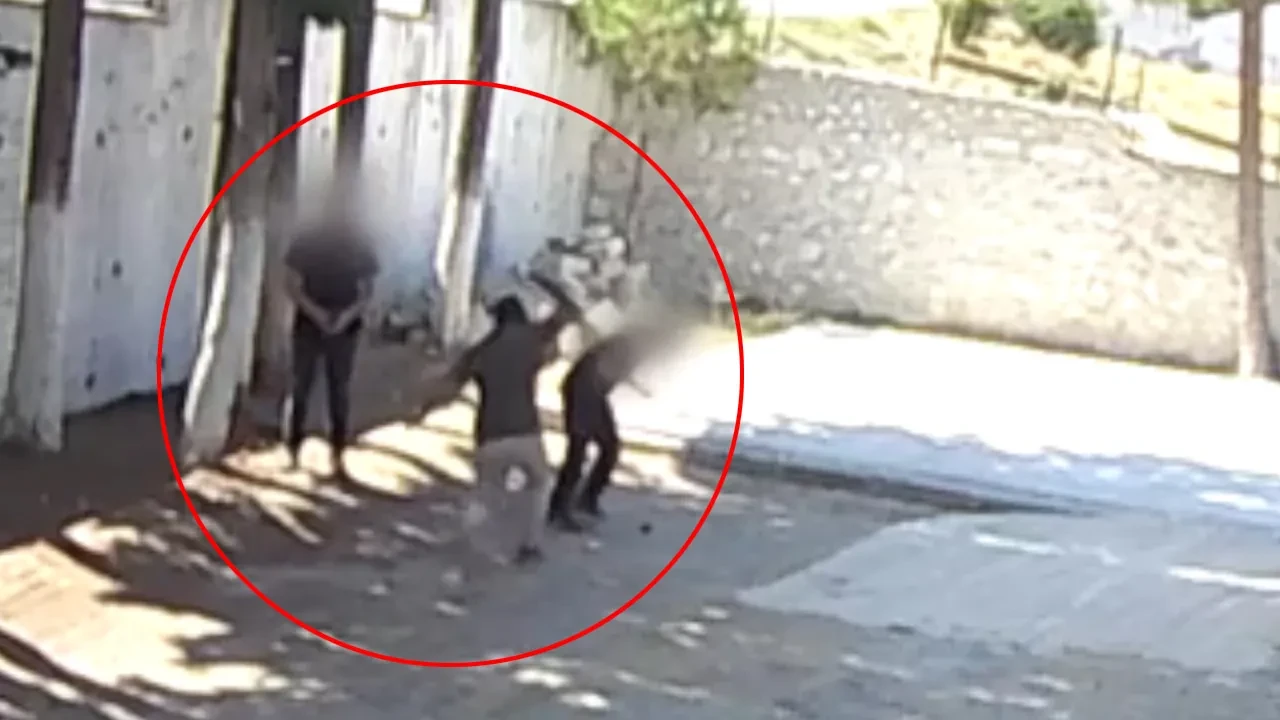 Belediye Başkanı zabıtaları sopayla dövdü! Görüntüler gündeme oturdu