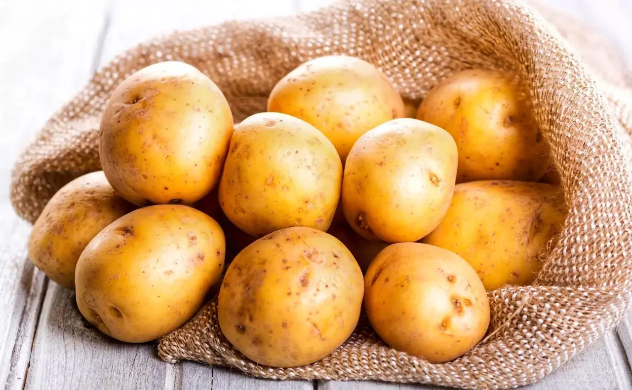 Ev hanımlarının birçoğu meğer bu hataya düşüyormuş! Patatesleri oraya koyarsanız aylarda filizlenmeden saklayabilirsiniz