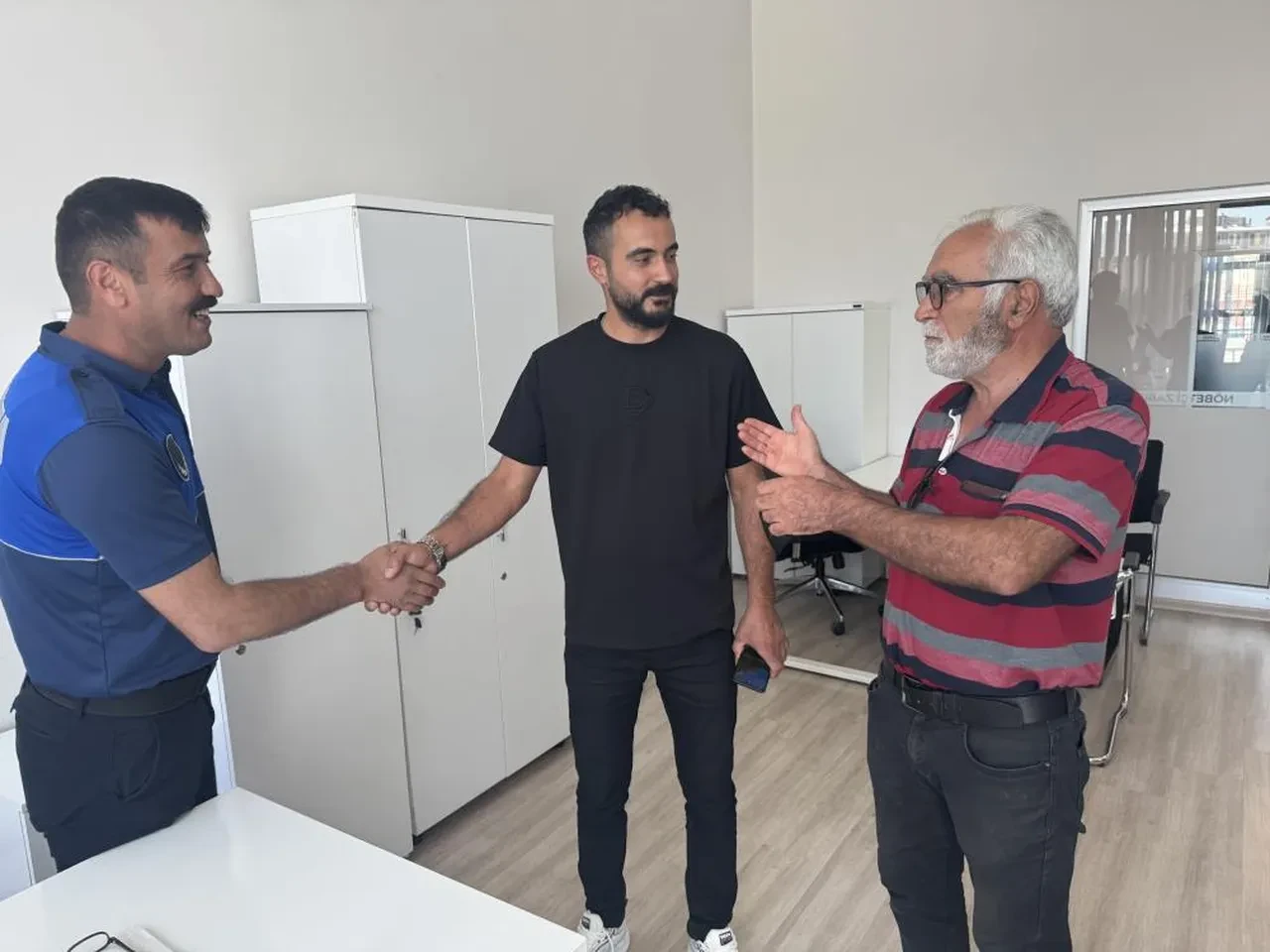 İşe giderken yolda buldu! İçini açınca hemen zabıtaya gitti: Bir de çağrısı var