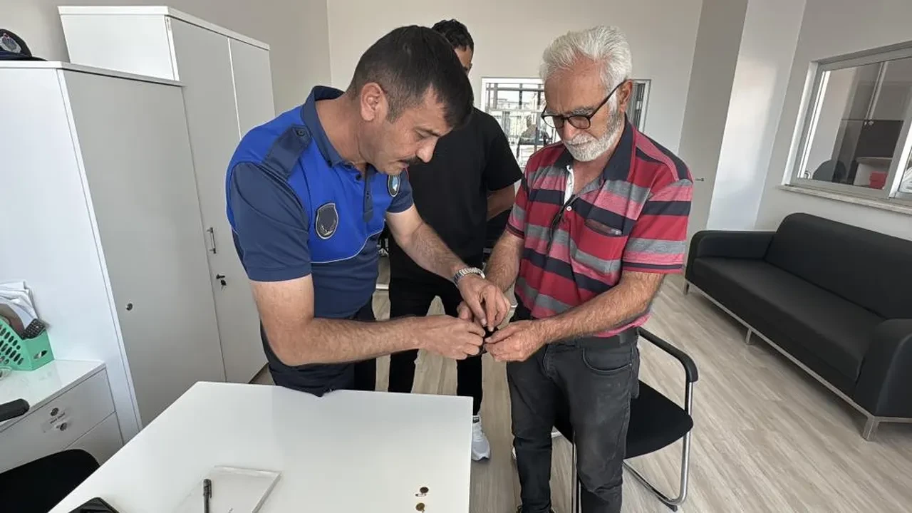 İşe giderken yolda buldu! İçini açınca hemen zabıtaya gitti: Bir de çağrısı var