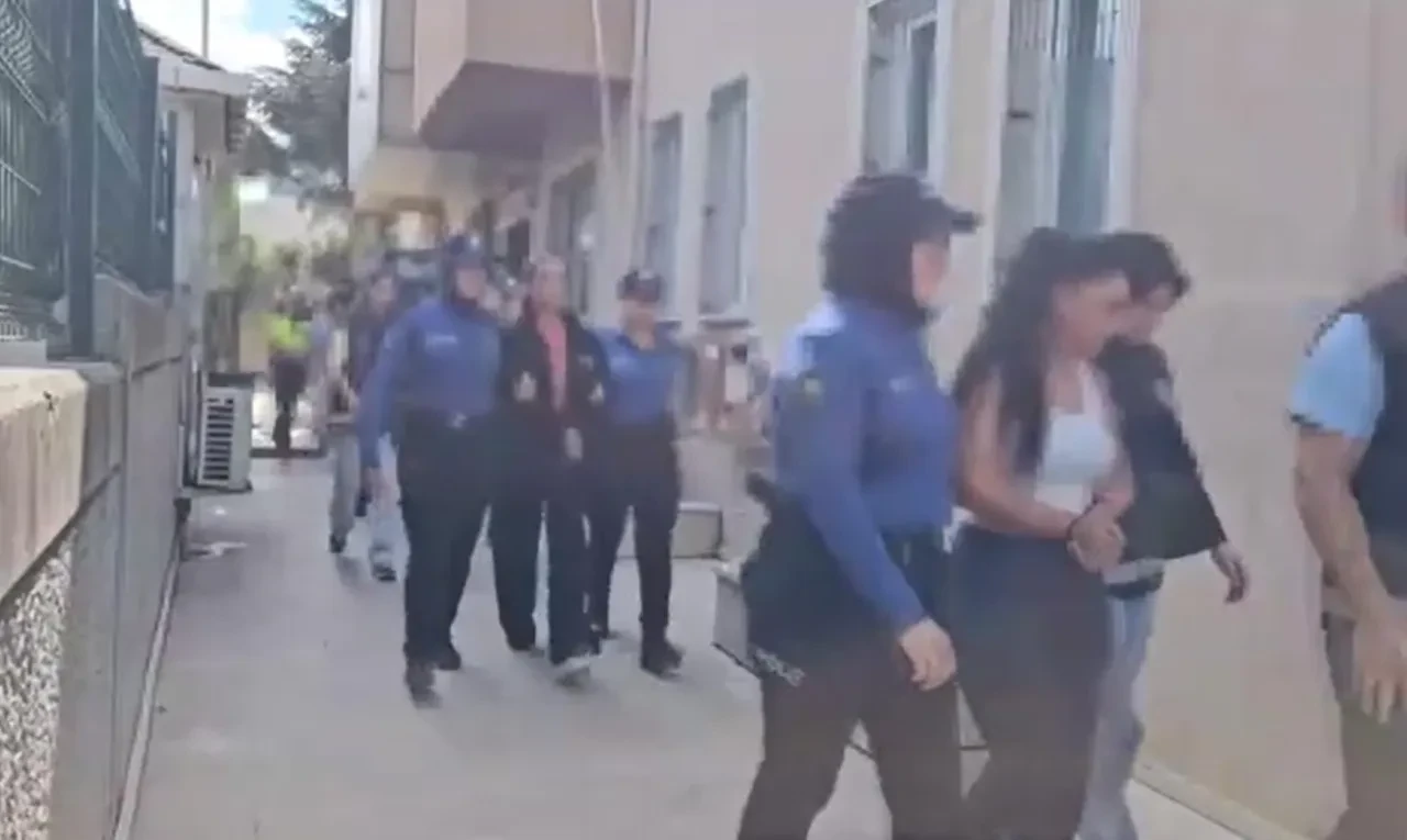 İstanbul'da 14 güzellik salonuna operasyon! Çok sayıda gözaltı var