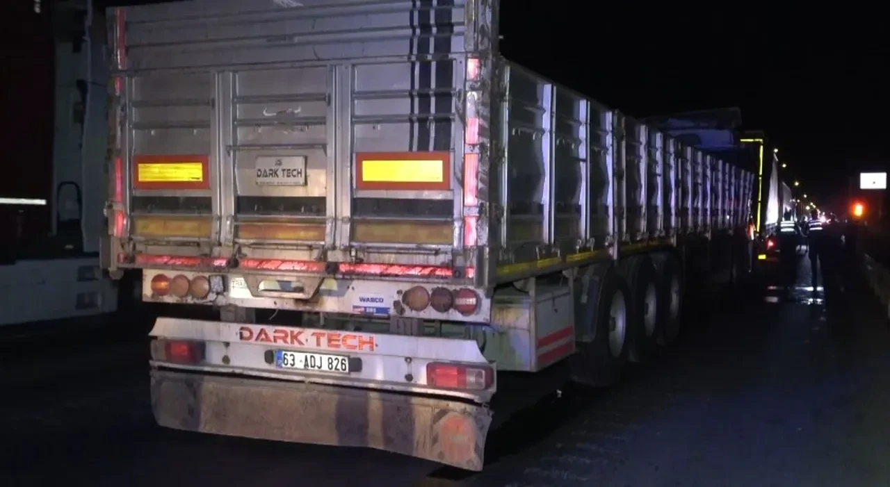 Kamyon, yolcu otobüsü, tır ve otomobil çarpıştı: Ölü ve yaralılar var