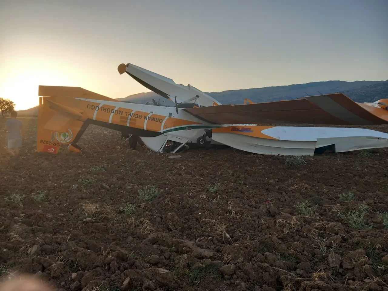 Muğla'da uçak tarlaya acil iniş yaptı! Pilotun durumu belli oldu