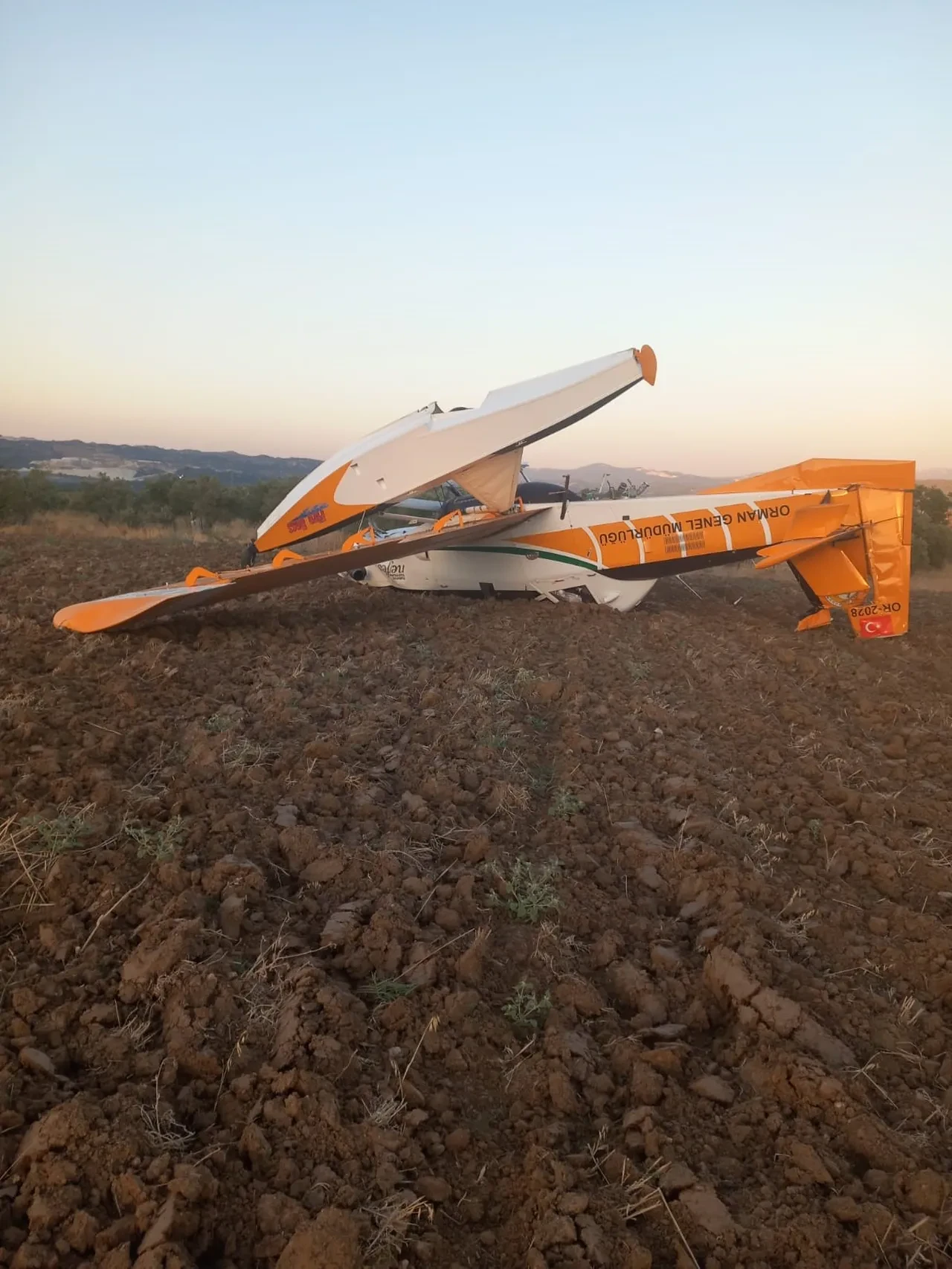 Muğla'da uçak tarlaya acil iniş yaptı! Pilotun durumu belli oldu