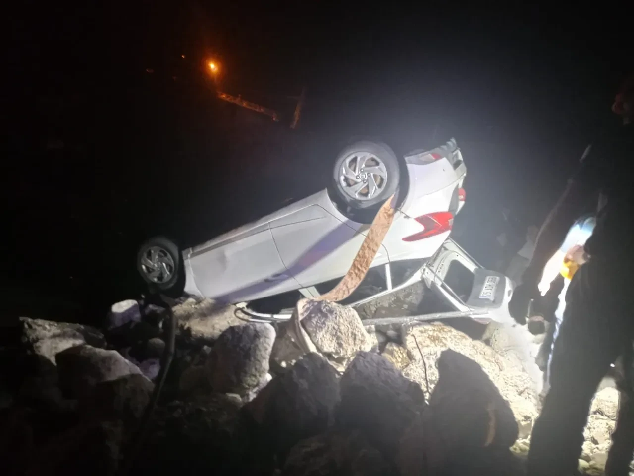 Otomobil nehre uçtu: 1 ölü, 1 yaralı, 1 kayıp