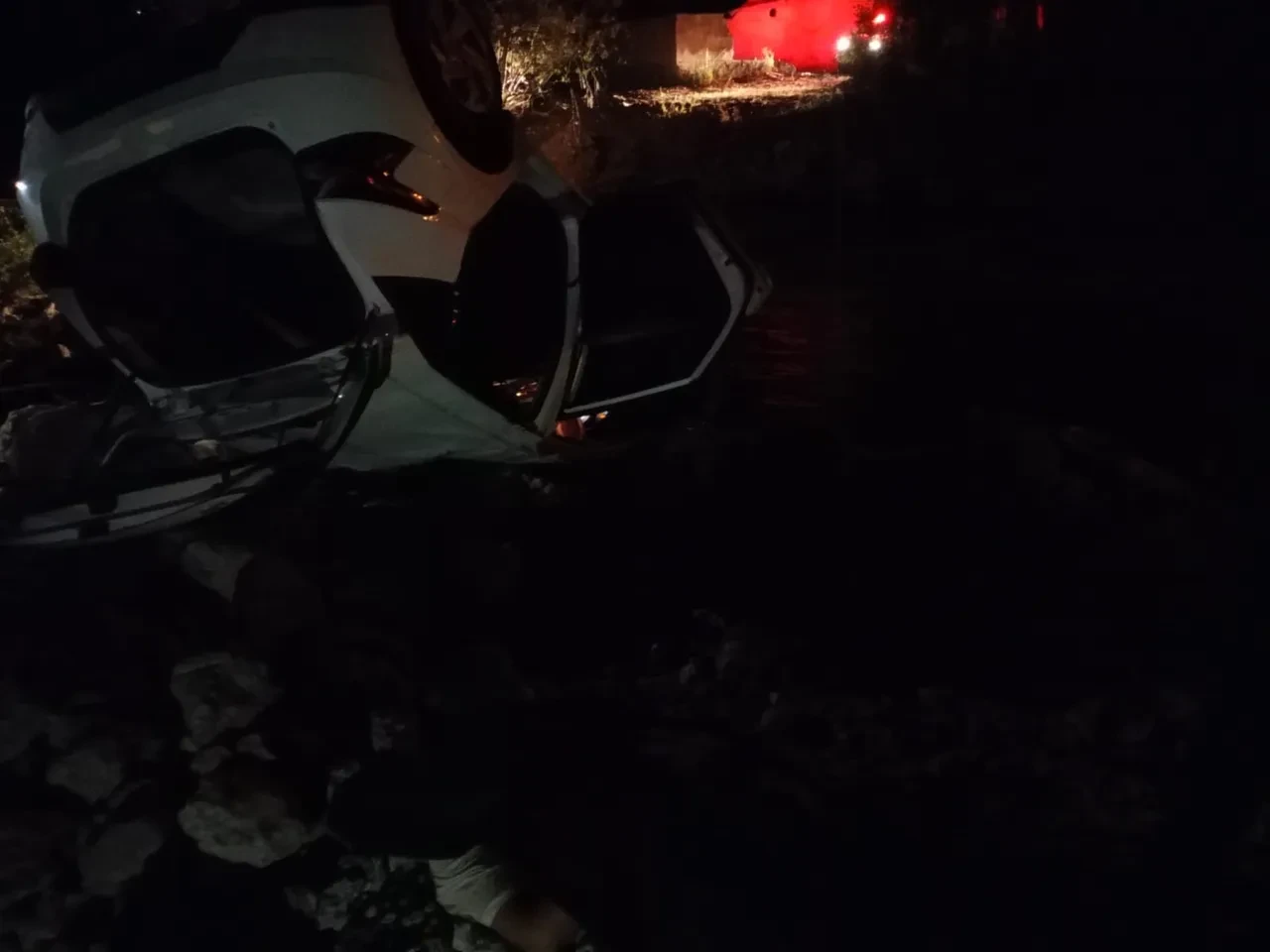 Otomobil nehre uçtu: 1 ölü, 1 yaralı, 1 kayıp