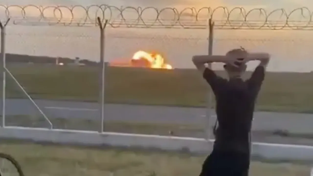 Polonya'da F-16 savaş uçağı yere çakıldı! Dehşet anları kamerada 