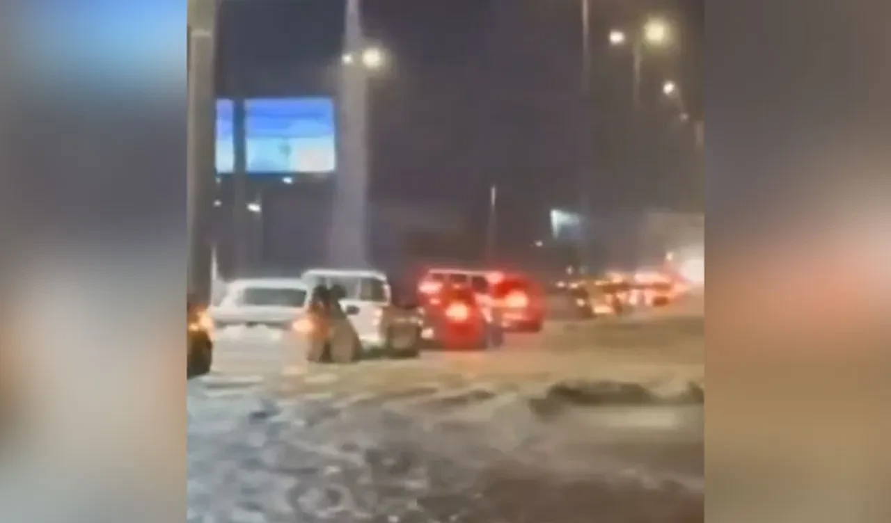 Suudi Arabistan sele teslim oldu! Sokaklar sular altında kaldı