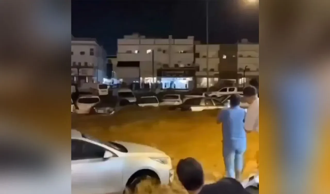 Suudi Arabistan sele teslim oldu! Sokaklar sular altında kaldı