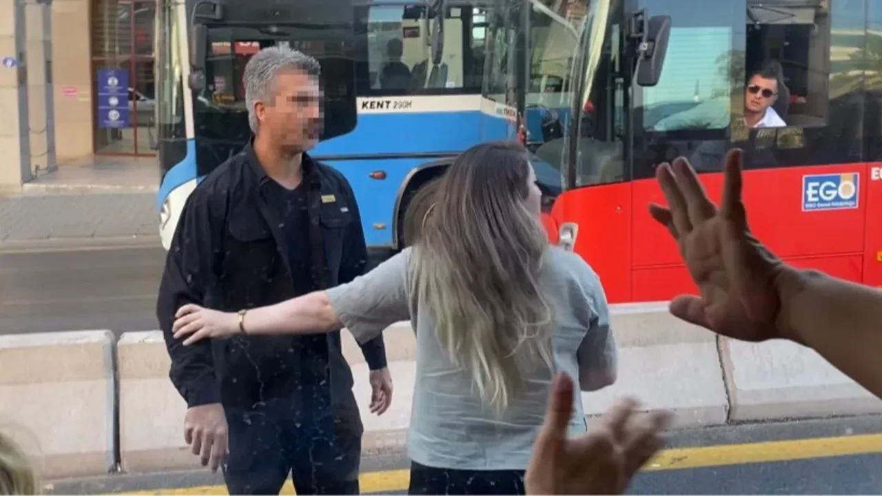 Trafik magandası kamerada! Otobüs şoförüne camdan saldırdı