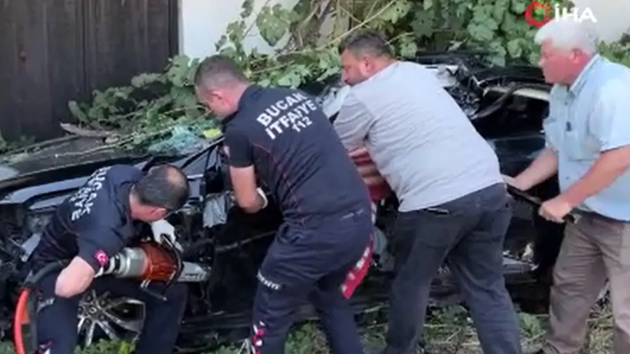 Traktör ile çarpışan araç sürücüsü sıkıştı: 4 yaralı