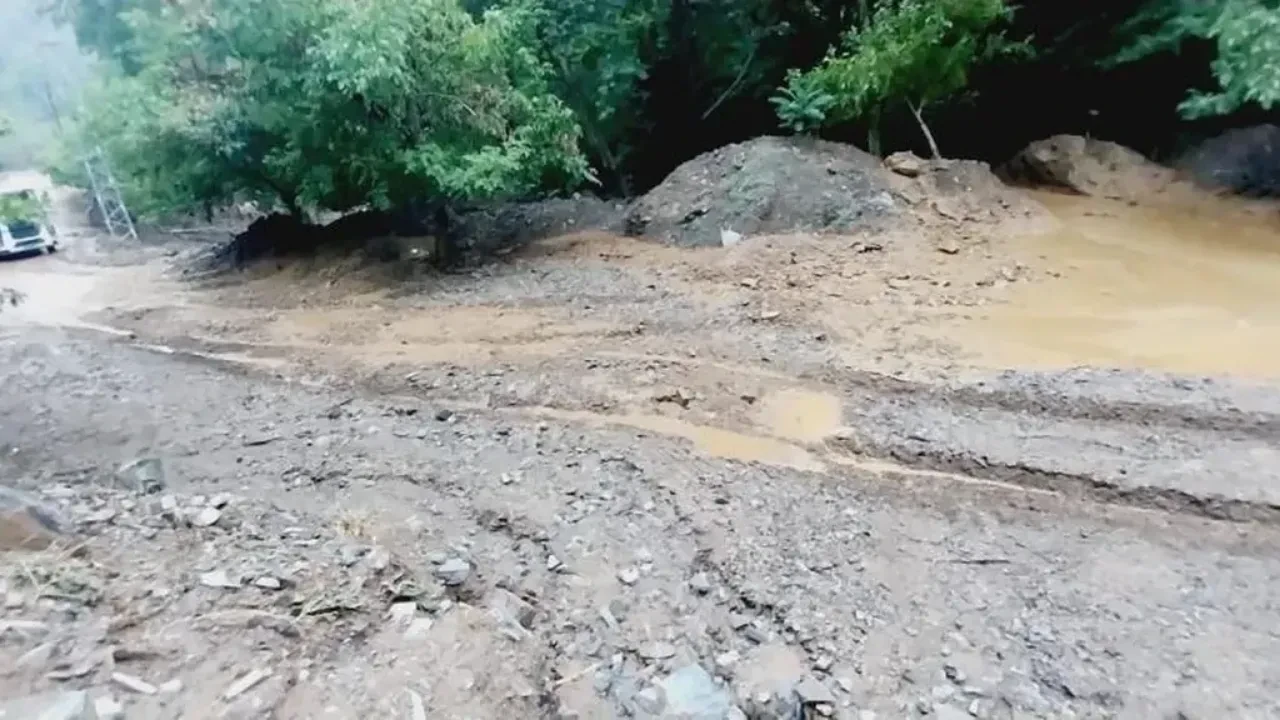 Adana, Feke’de sağanak yolları vurdu