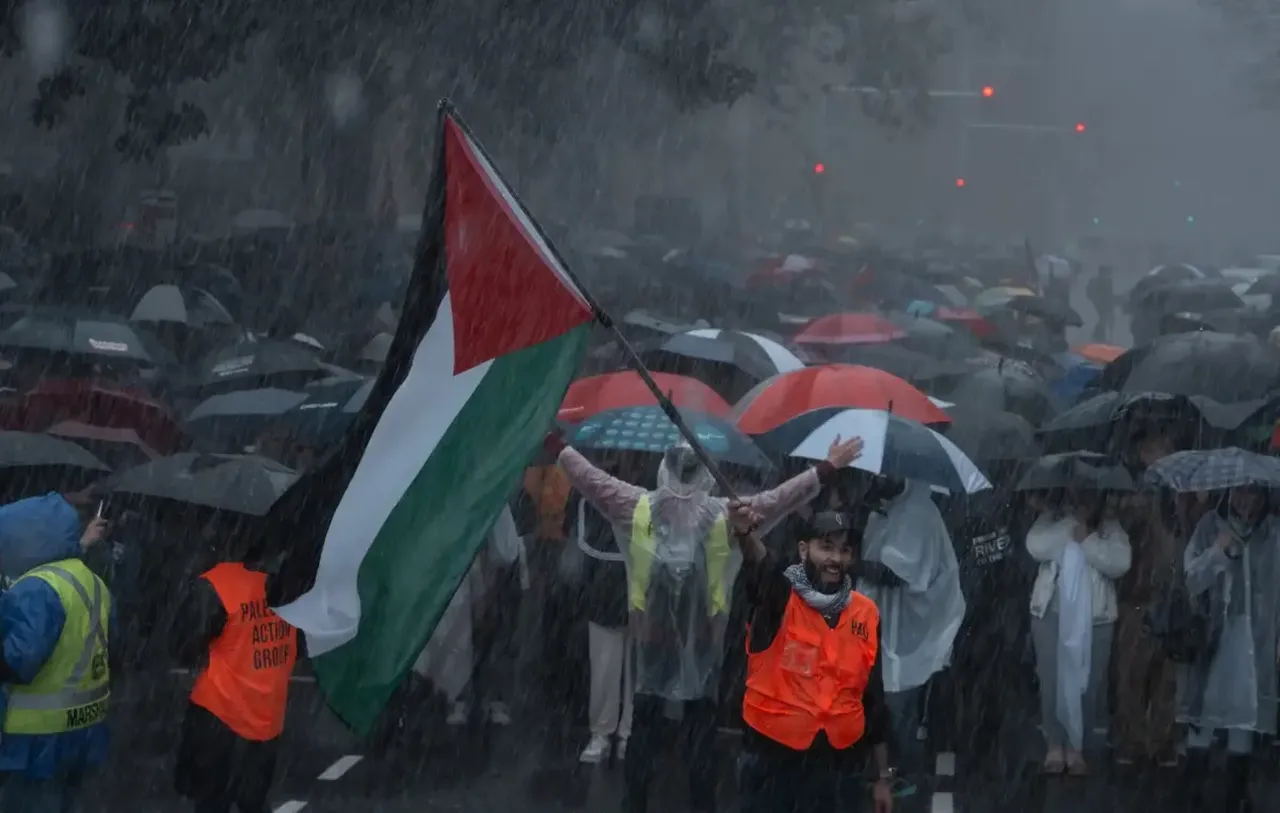 Avustralya'da 90 bin kişi Gazze için yürüdü! Pankartları dikkat çekti