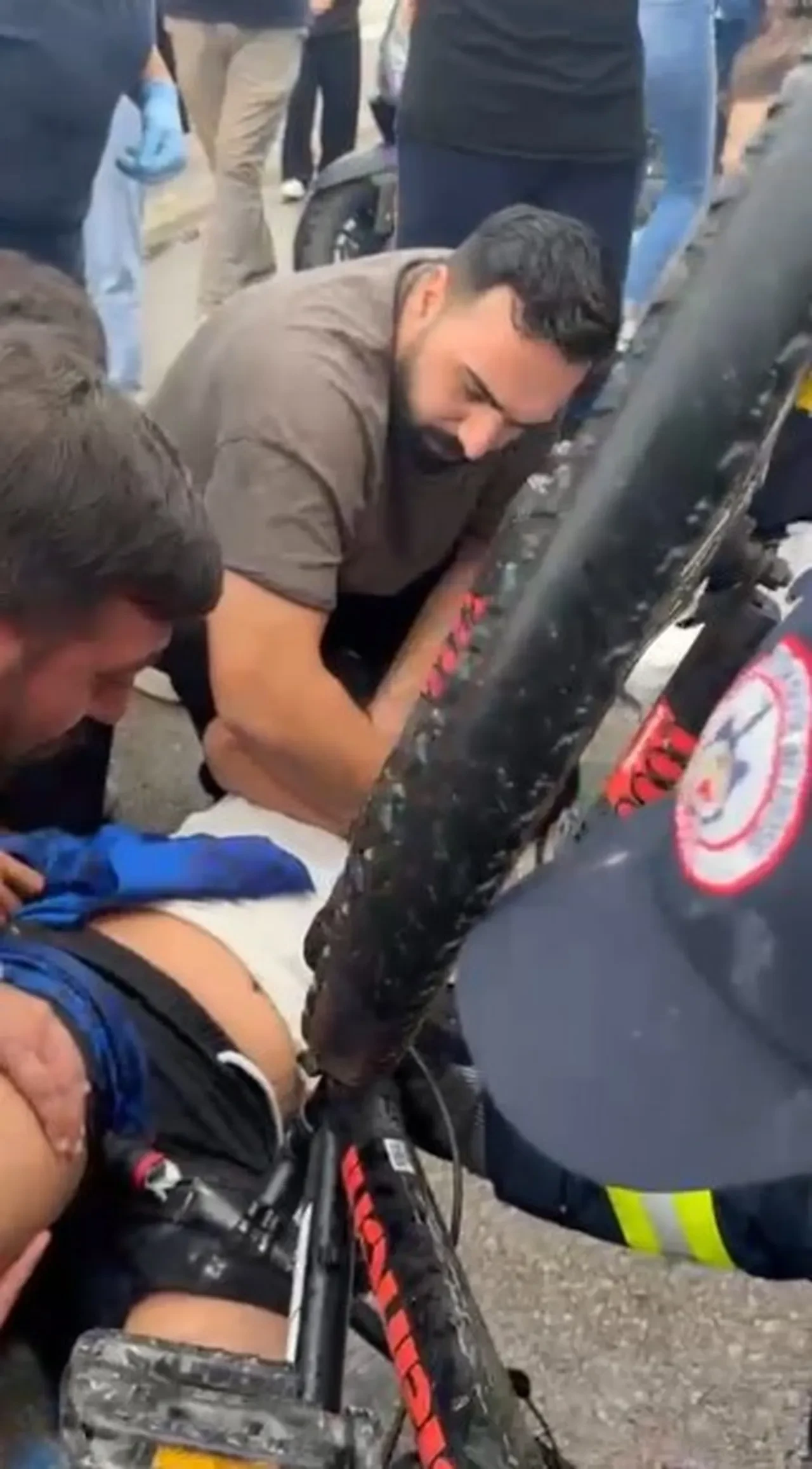 Bisikletten düşen çocuk felaketi yaşadı: Direksiyon bacağına saplandı