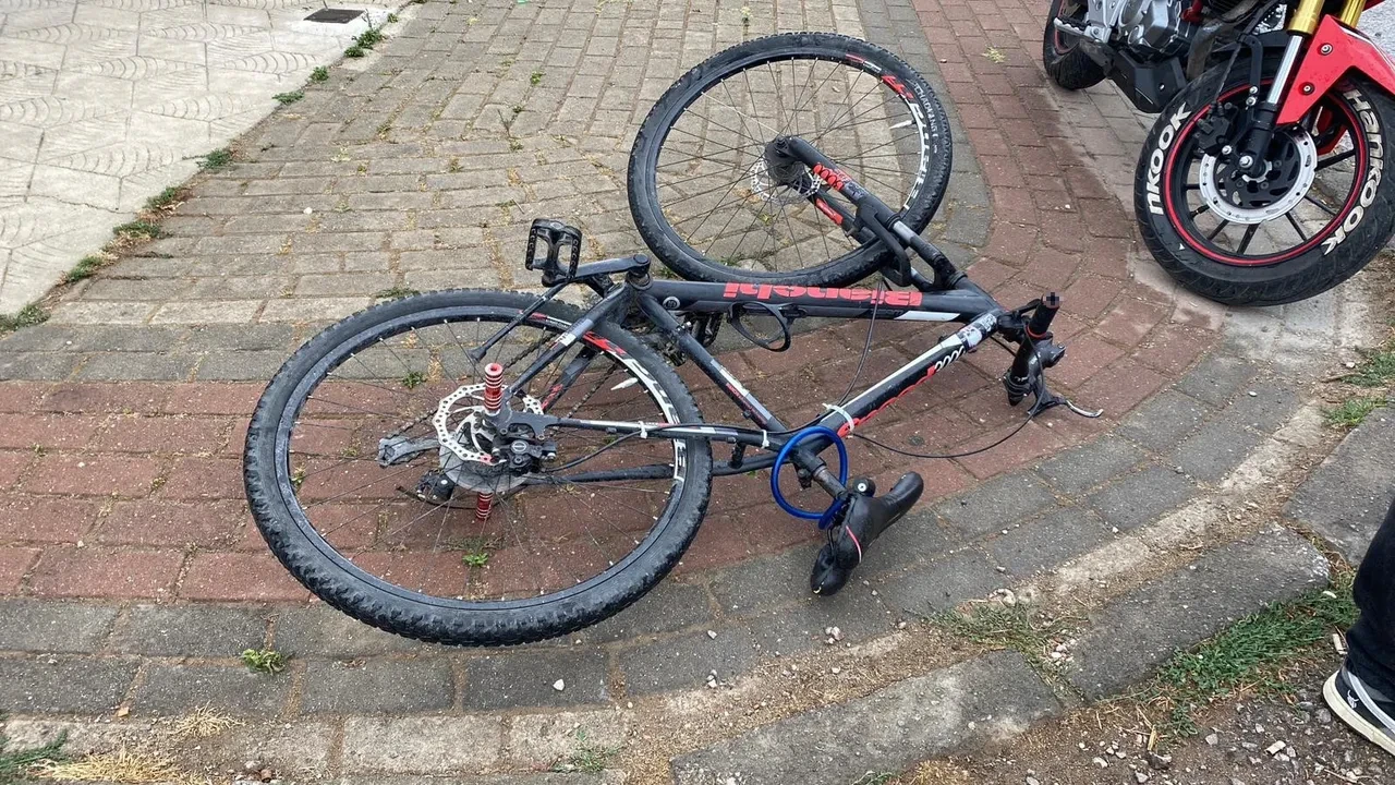 Bisikletten düşen çocuk felaketi yaşadı: Direksiyon bacağına saplandı