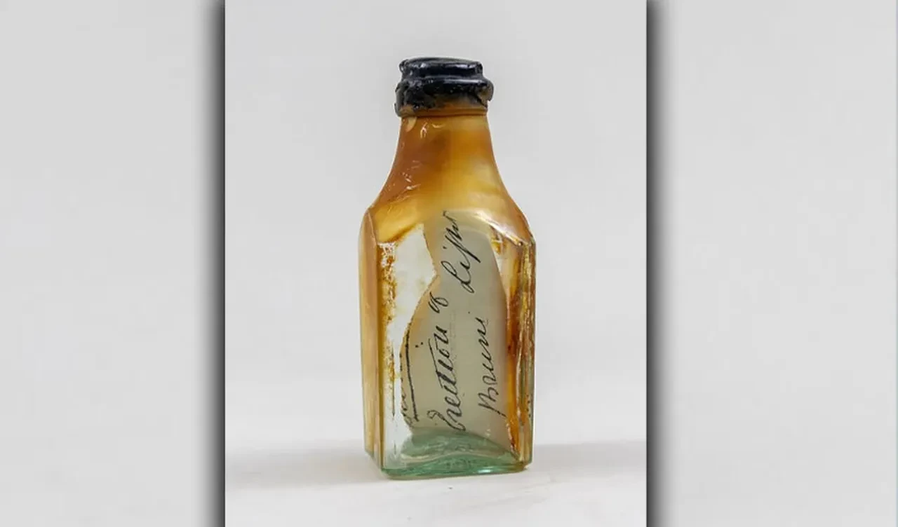 Deniz fenerinin duvarından 122 yıllık şişe çıktı! İçindeki mektup her şeyi açıklığa kavuşturdu