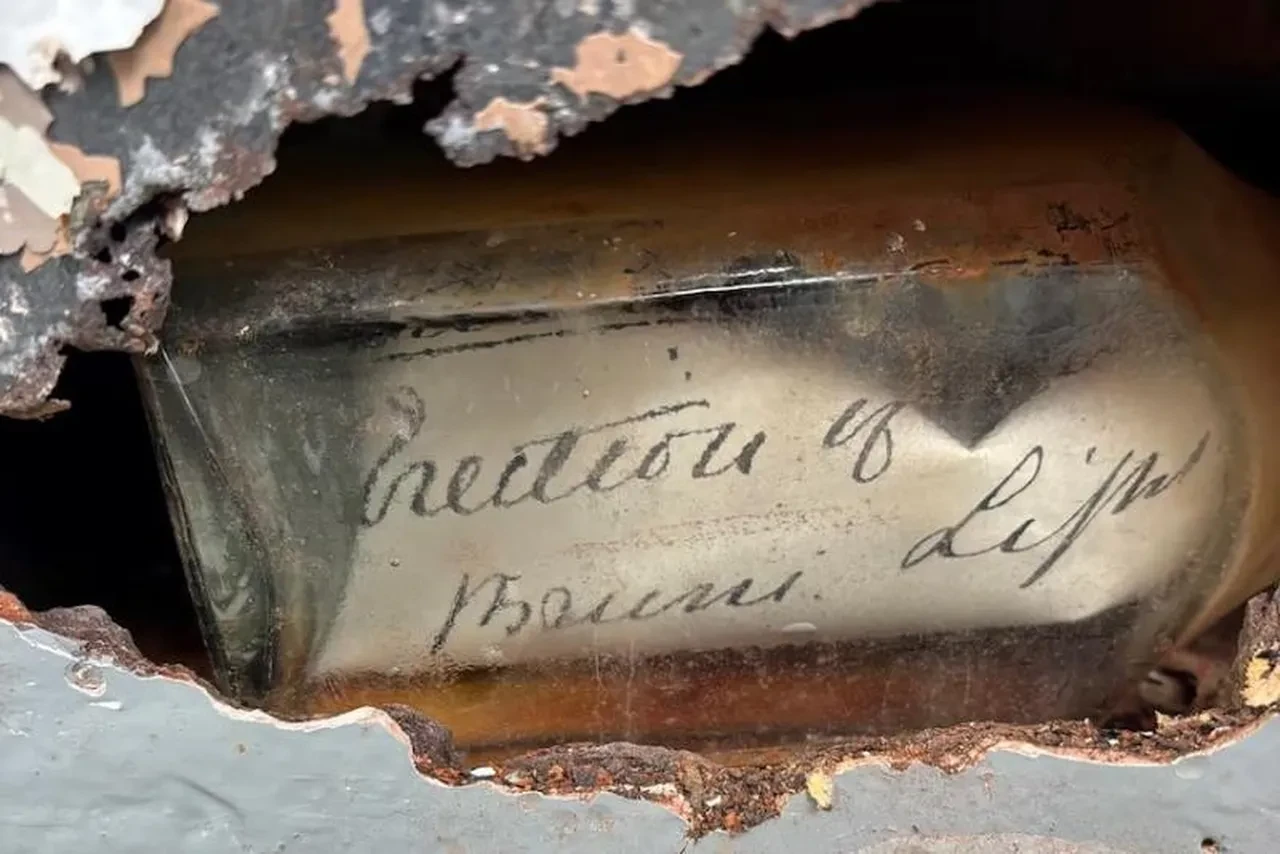 Deniz fenerinin duvarından 122 yıllık şişe çıktı! İçindeki mektup her şeyi açıklığa kavuşturdu