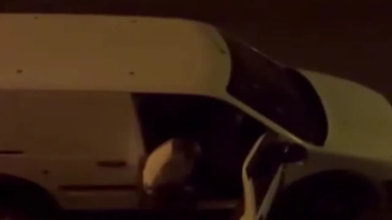 Eşine dehşeti yaşattı! Önce dövdü, sonra araçtan indirmeye çalıştı:  O anlar kamerada