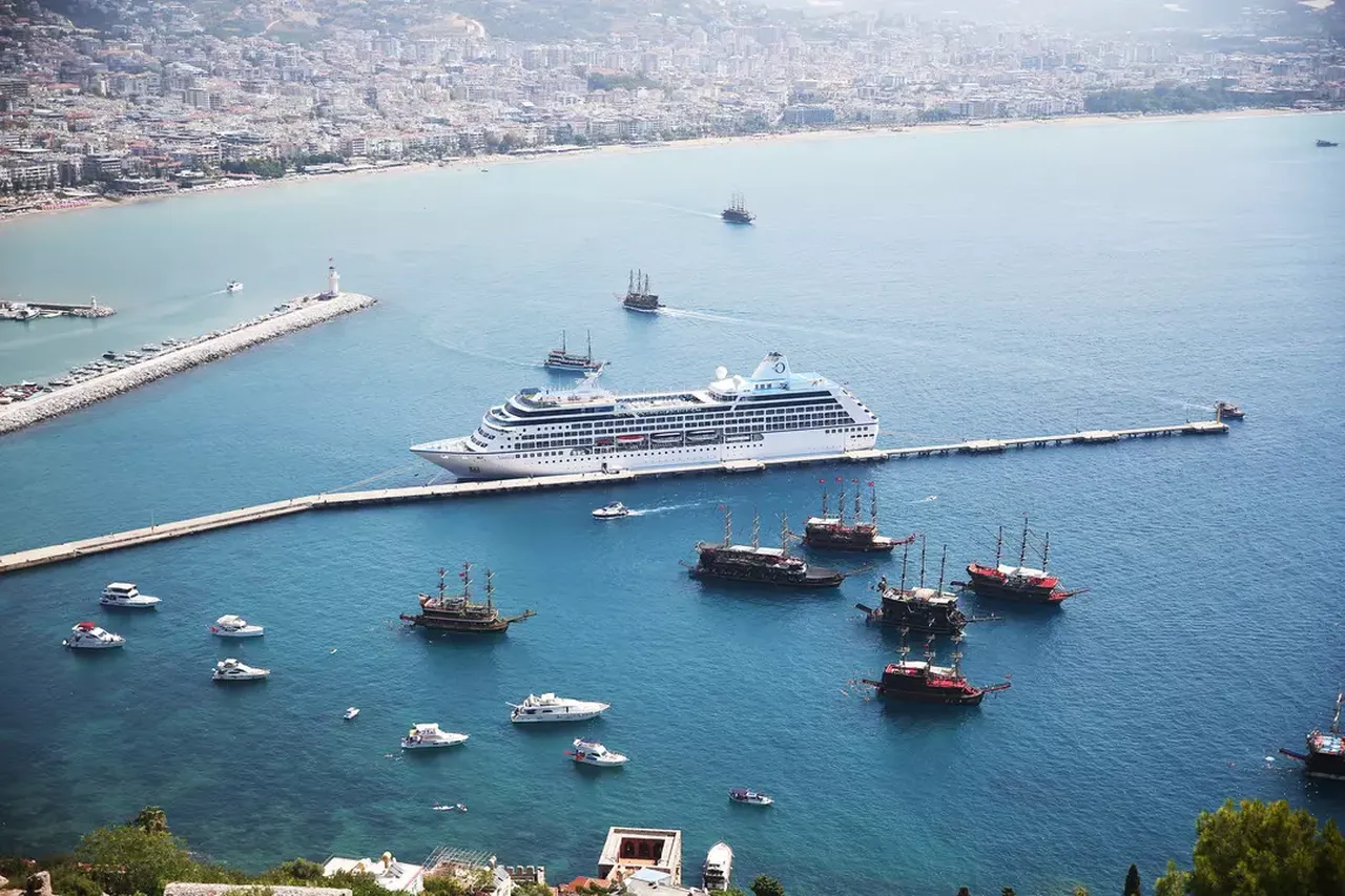 Gören telefonuna sarıldı! Dev gemi ilgi odağı oldu 