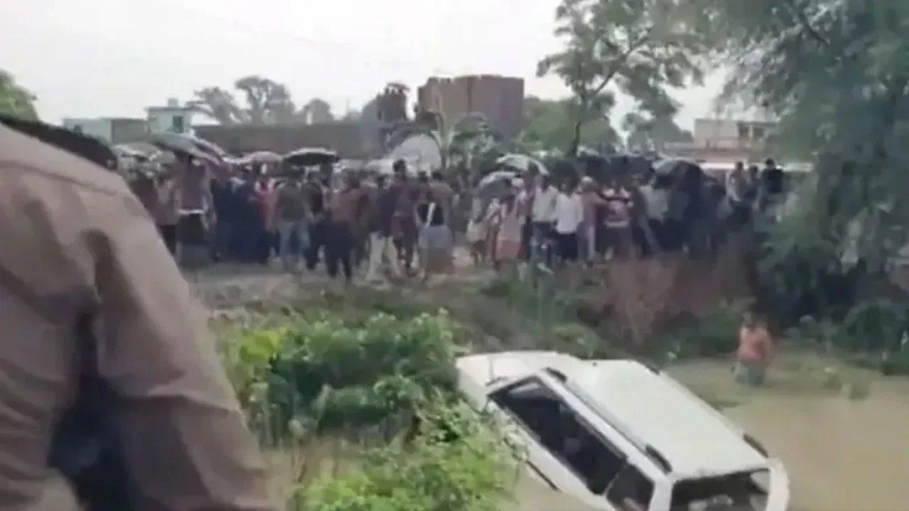 Hindistan'da araç su kanalına düştü! Çok sayıda ölü var