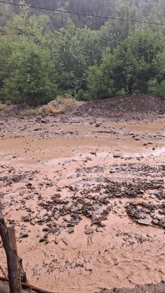 Adana, Feke’de sağanak yolları vurdu