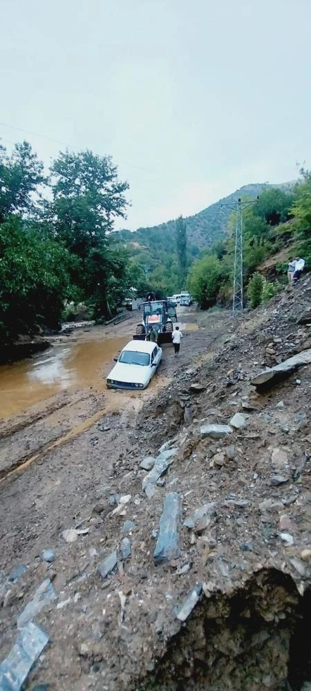 Adana, Feke’de sağanak yolları vurdu
