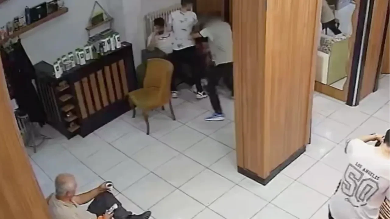 Kuaförde dehşet anları! Bir anda gelip, husumetlisine kurşun yağdırdı