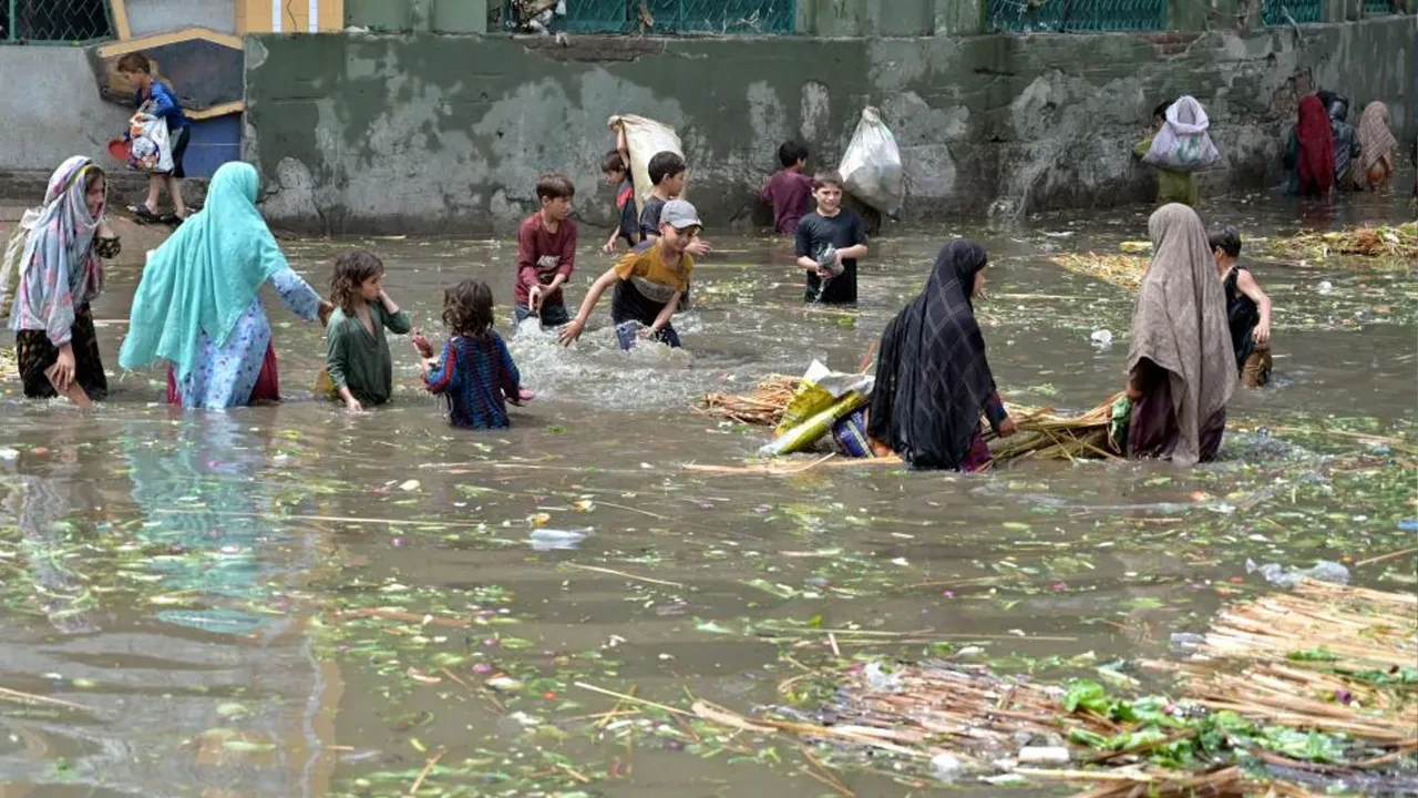 Muson yağmurları Pakistan'da yüzlerce kişinin ölümüne neden oldu! Bilanço artıyor