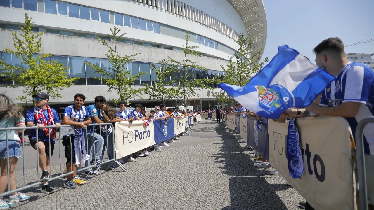 Porto'dan taraftarlara büyük sürpriz: Transferi ilk kez stadyumda öğrendiler! 