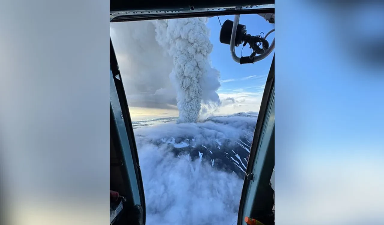 Rusya'da yaklaşık 600 yıl sonra bir ilk! Krasheninnikov yanardağı patladı