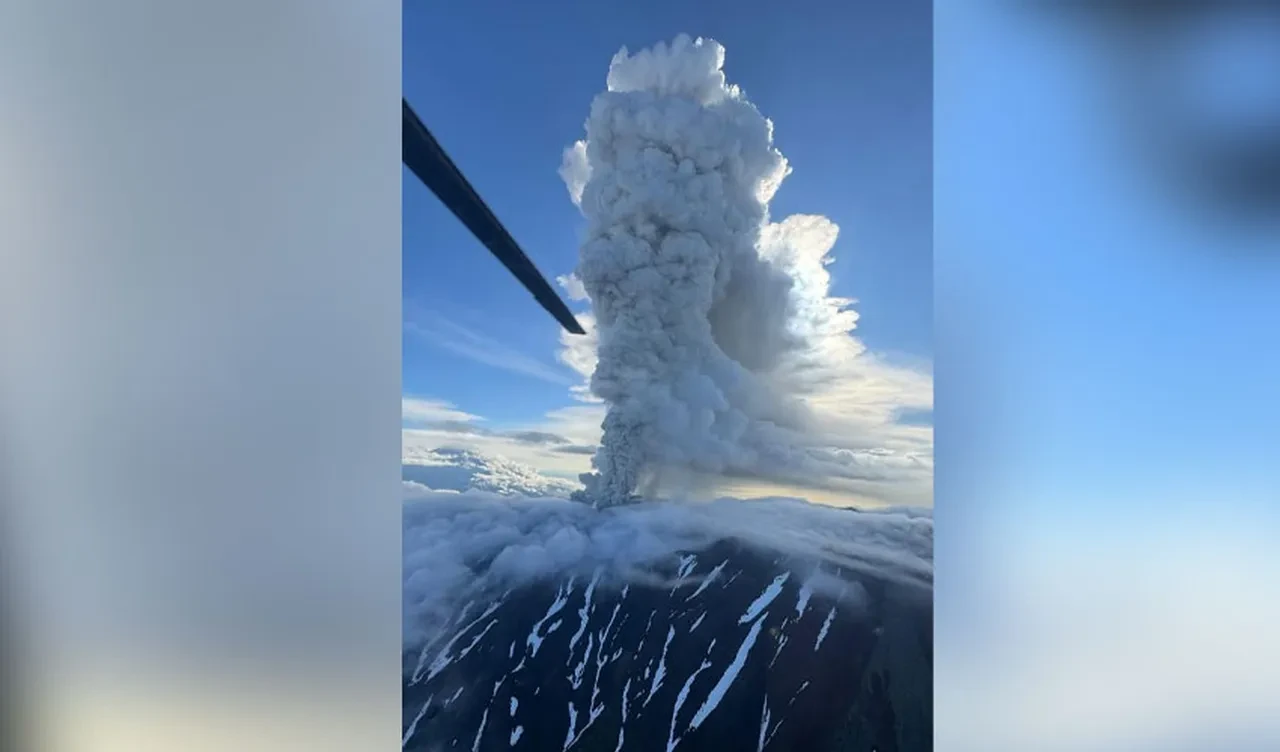 Rusya'da yaklaşık 600 yıl sonra bir ilk! Krasheninnikov yanardağı patladı