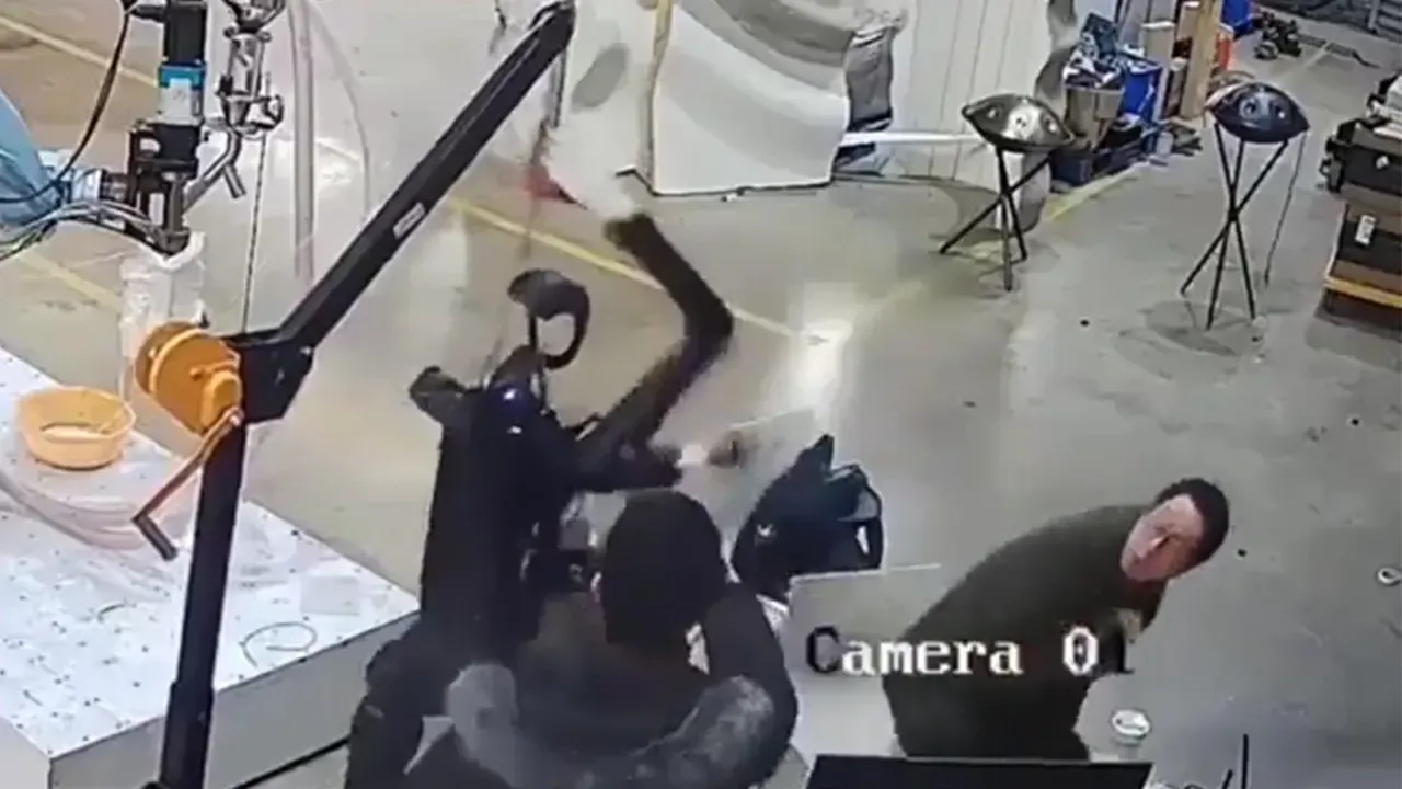 Şaşkın robot bir anda çıldırdı, teknisyenler canını zor kurtardı