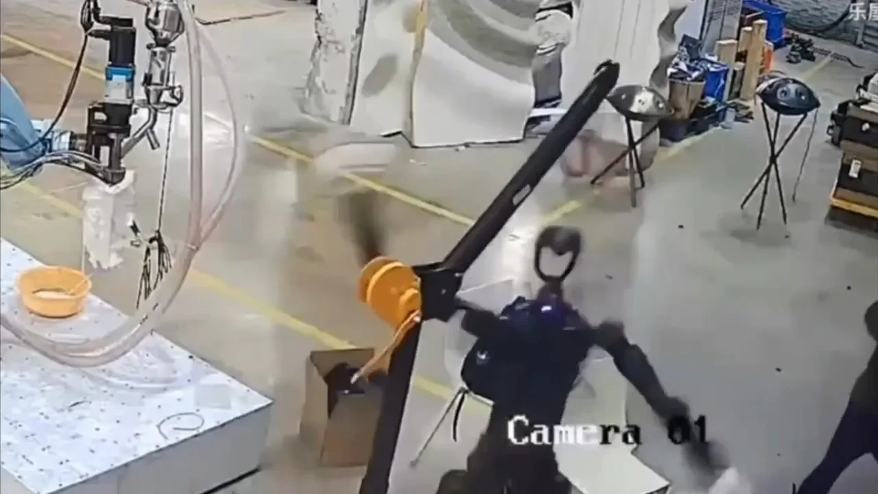 Şaşkın robot bir anda çıldırdı, teknisyenler canını zor kurtardı