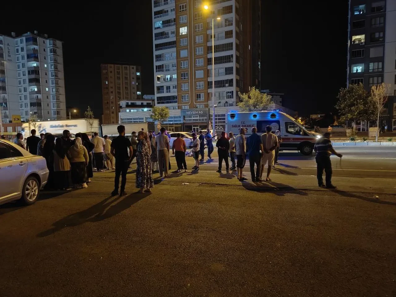 Yolun karşısına geçmek isteyen kadına 1 değil 2 araç birden çarptı