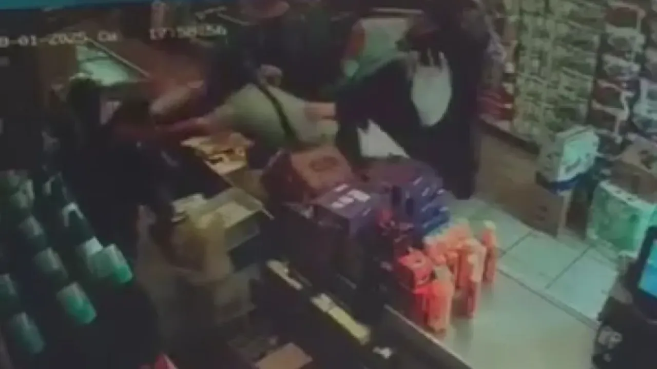 Zincir markette dehşet anları! Kadın kasiyere yumruklu saldırı kamerada 