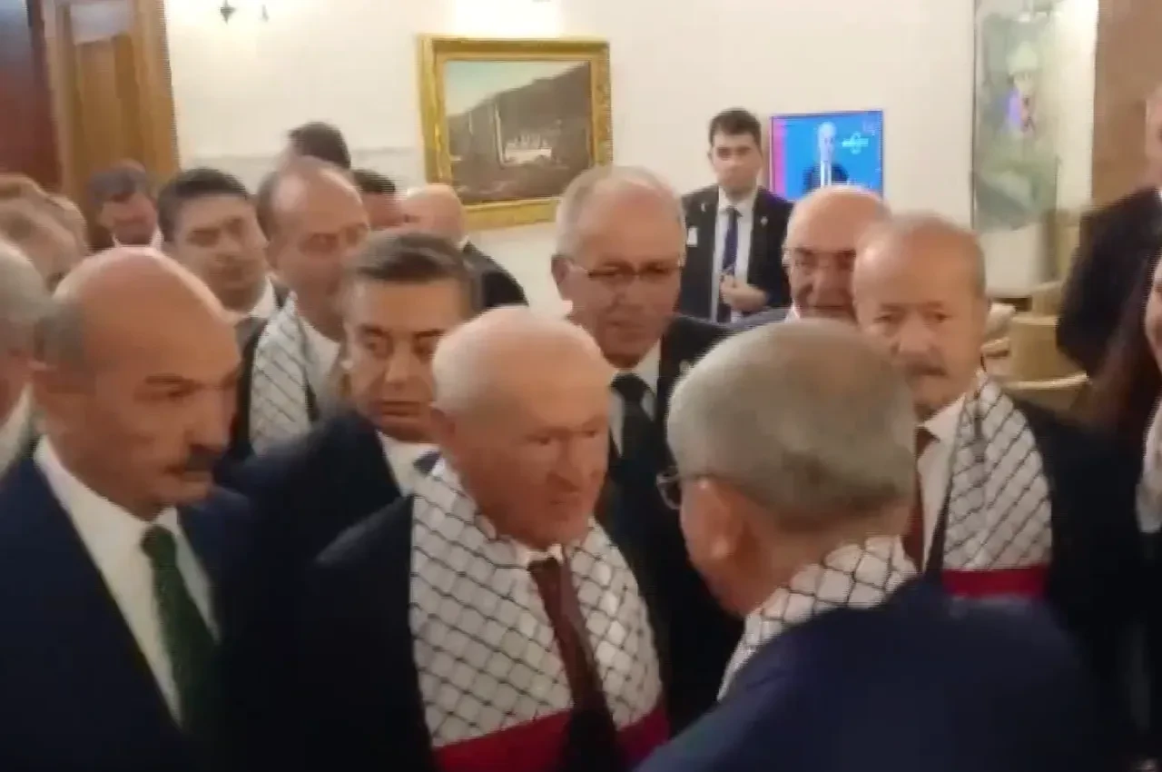 Bahçeli ve Davutoğlu'ndan dikkat çeken sohbet!